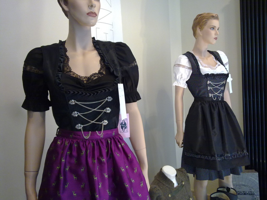 german_princess_dirndl German Princess Dirndl (vorne 279 €, hinten 199 €)