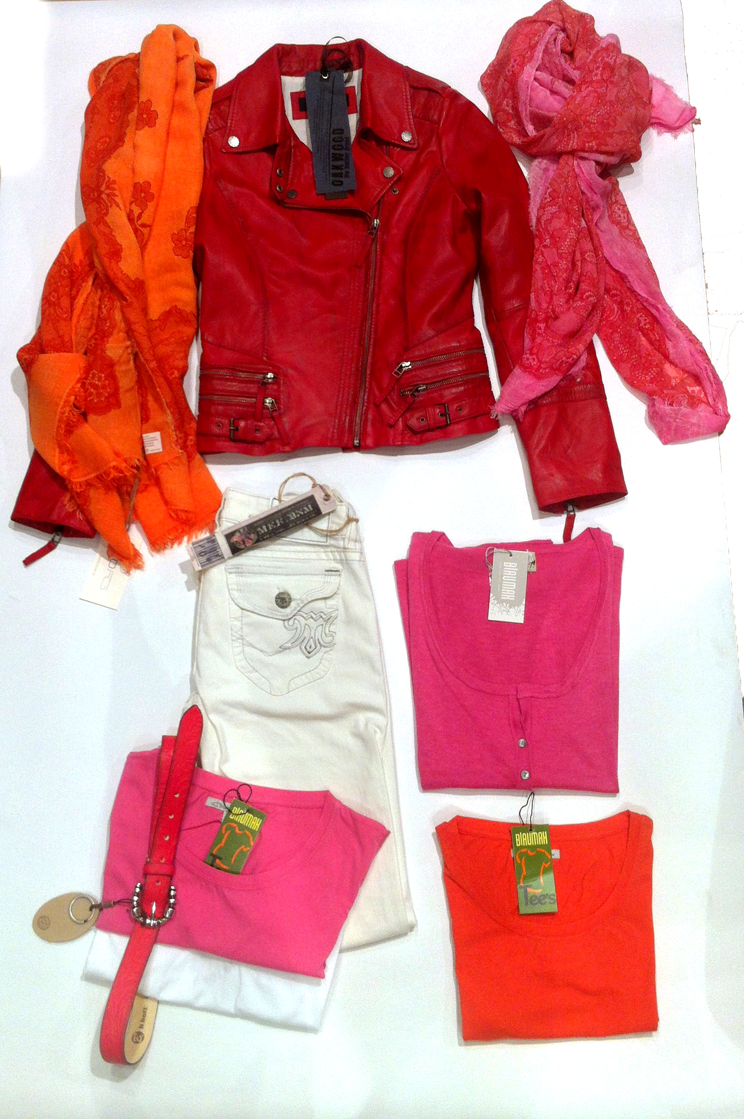Pink, Rot, Orange - dieser Sommer wird es knallig bei Blaumax (Jeans: MEK, Lederjacke: Oakwood, Gürtel: B.Belt)