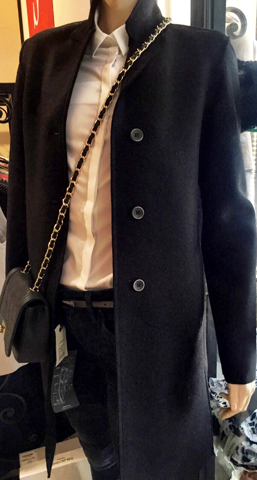 Moderner Mantel von Drykorn in Kombi mit einer Sophie Bluse und Micro Bag im Chanel Look