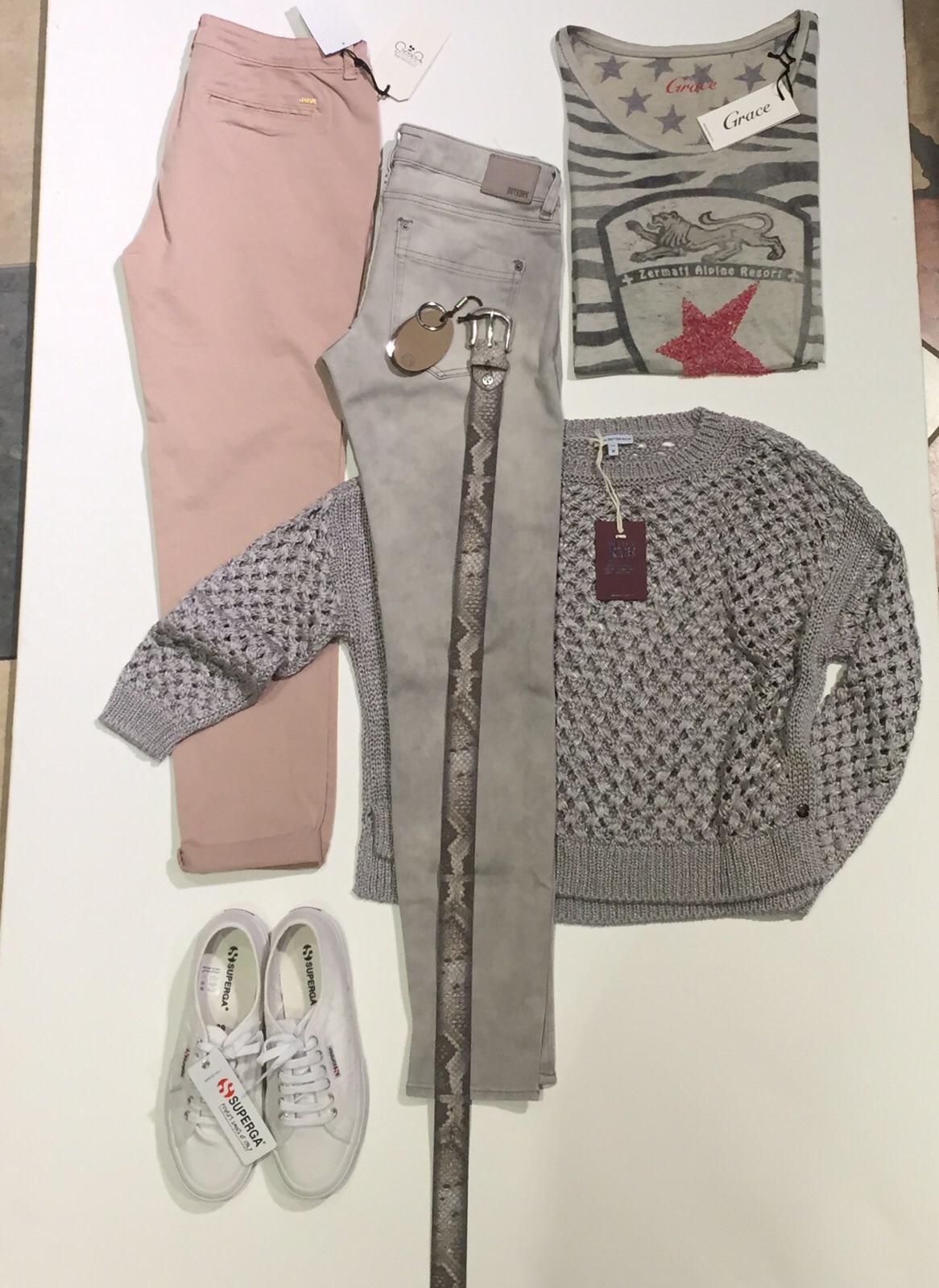 Chino von Les Temps des Cherises, Five Pockes Hose von Drykorn, Pulli von Better Rich, Shirt von Grace