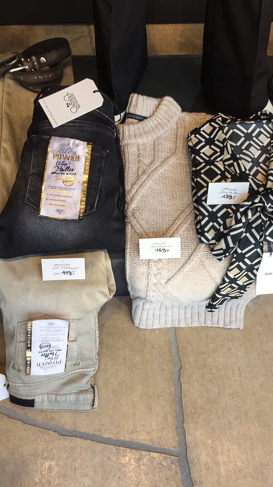 Jeans von Les Temps des Cerise, Pullover von Drykorn, Bluse von Sophie - Wintermode 2016 Jeans von Les Temps des Cerise, Pullover von Drykorn, Bluse von Sophie - Wintermode 2016