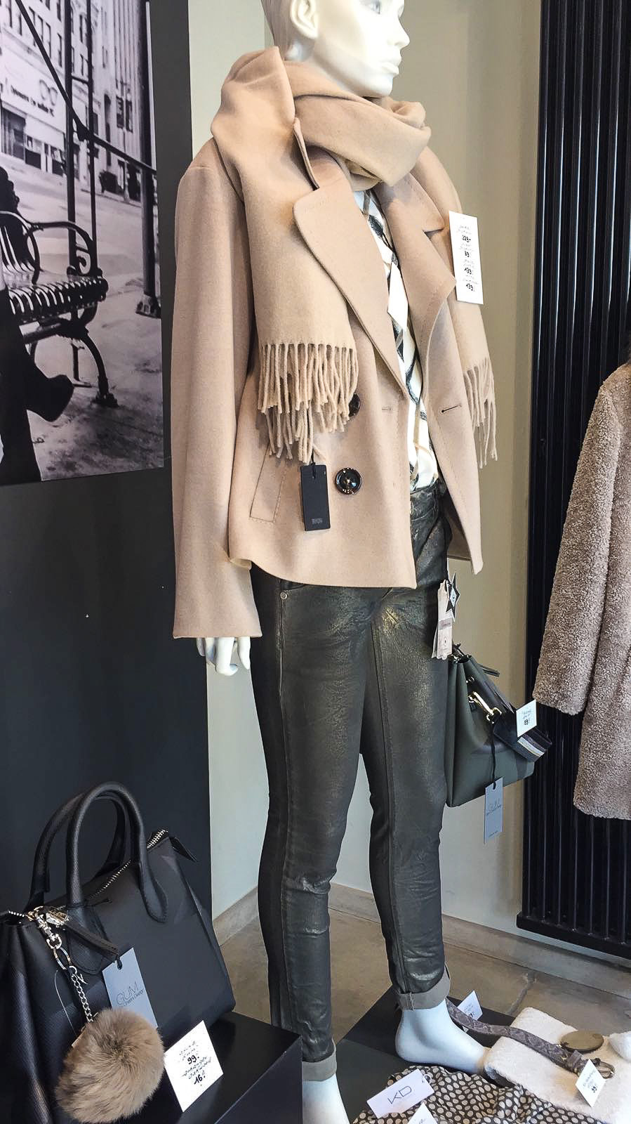 Jacke & Schal von Drykorn, Hose: Glücksstern, Bluse: Sophie Jacke & Schal von Drykorn, Hose: Glücksstern, Bluse: Sophie