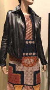 Lederjacke von Oakwood, Kleid von Ana Alcazar