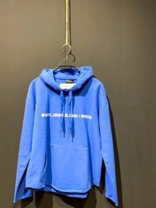 GRACE Sweatshirt für Damen in blau mit "WHITE_HOODIE X JEANS / SNEAKERS" Aufdruck in weiß.