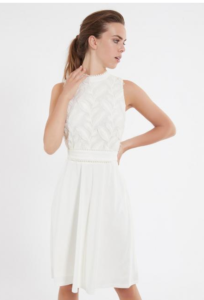 Ana Alcazar weisses kurzes Kleid mit Perlen Modell Zawy