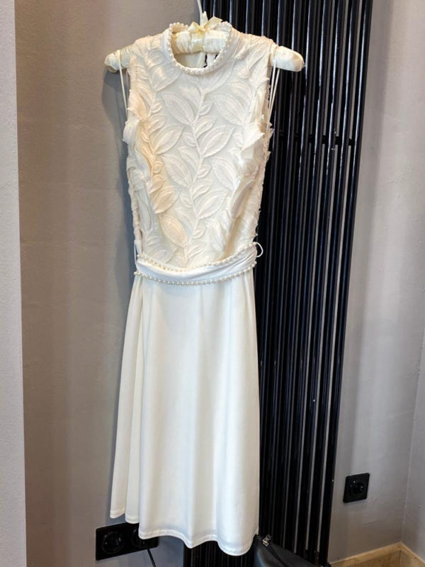 Ana Alcazar weisses kurzes Kleid mit Perlen Modell Zawy