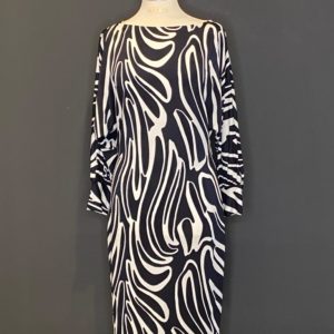 Wunderschönes elegantes engsitzende Kleid,verzaubert mit dem rankenden Dekores ist schmalgeschnitten, so verleiht es  dem Look eine Portion Coolness.