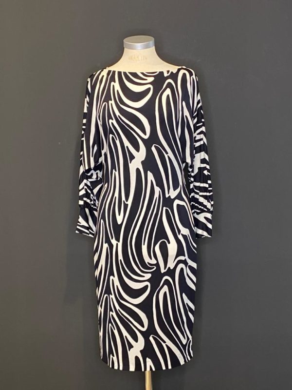 Wunderschönes elegantes engsitzende Kleid,verzaubert mit dem rankenden Dekores ist schmalgeschnitten, so verleiht es  dem Look eine Portion Coolness.