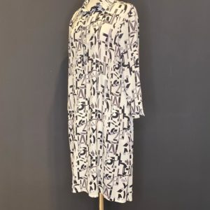 Ana Alcazar Kleid, leicht Oversize nach Hinten etwas Länger